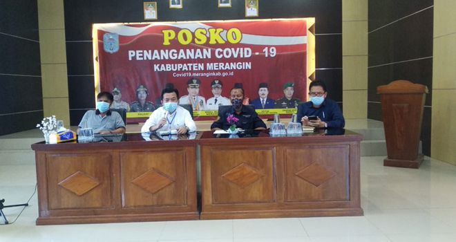 Ketua Gugus Tugas Penanganan Covid19 Kabupaten Merangin yang juga Bupati Merangin pada Selasa (21/04/2020) mengumumkan secara langsung warga Merangin positif hasil SWAB Test dalam konferensi pers di Posko Gugus Tugas Covid19.