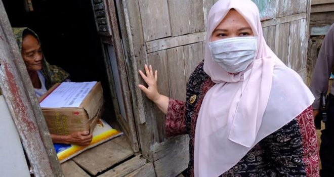 Bupati Muaro Jambi, Hj masnah Busro, SE, saat memberikan paket sembako bagi warga miskin Kabupaten Muaro Jambi.