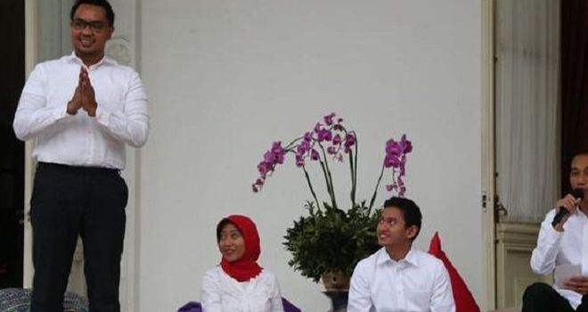  

Andi Taufan Garuda Putra (berdiri) diperkenalkan Presiden Jokowi sebagai salah satu Stafsus Kepresidenan.

