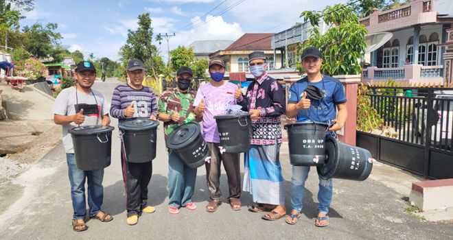 Kamis (23/4), Pemdes Ujung Pasir membagikan masker, ember yang dilengkapi kran serta sabun cuci tangan kepada warga.
