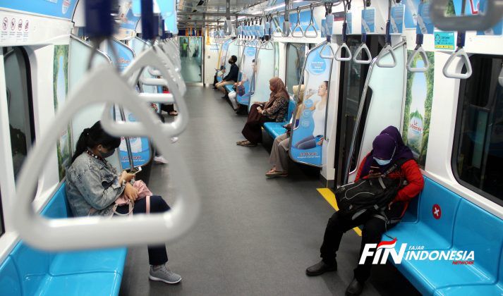 Sejumlah penumpang duduk di bangku yang telah diberi stiker panduan jarak antar penumpang dalam rangkaian gerbong kereta Moda Raya Terpadu (MRT), Jakarta, Senin (13/4/2020).