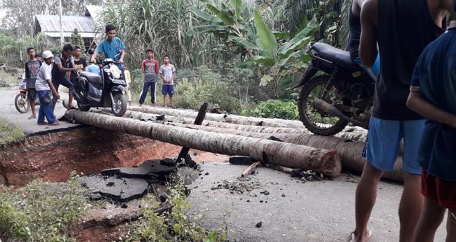 Box culver yang diperkirakan sepanjang 12 meter yang berada tengah tengah badan jalan roboh akibat hantaman banjir bandang.