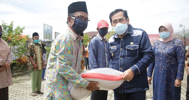 Wako AJB bersama istri Hj Emizola Asafri berkeliling ke setiap Kecamatan untuk menyerahkan langsung bantuan pangan bagi warga masyarakat Kota Sungai penuh yang terdampak penyebaran Virus Covid-19.



