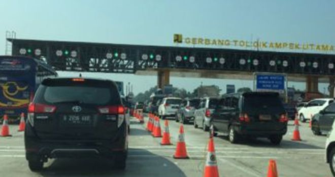 Ilustrasi : Suasana di Pintu Tol Cikampek ramai lancar saat Mudik 2019.


