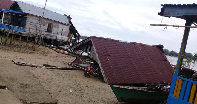 Rumah yang ditabrak kapal.