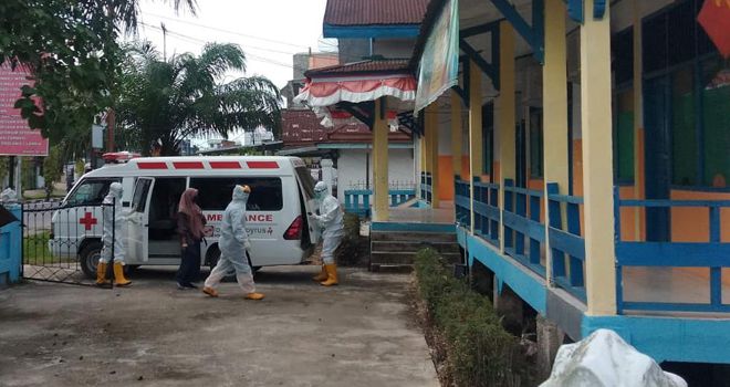 Pasien dibawa untuk di isolasi di Bekas Puskesmas kualatungkal II.