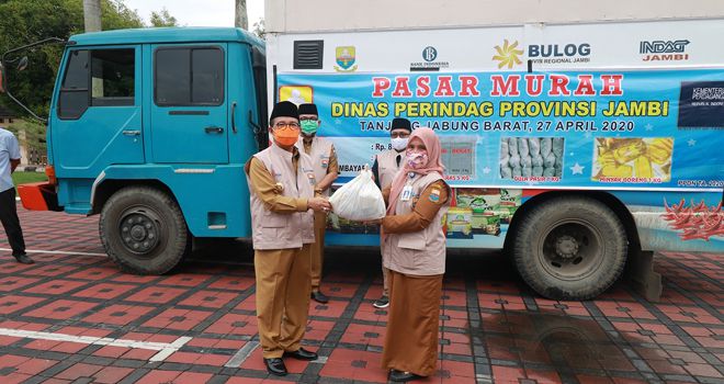 Gubernur Jambi Fachrori Umar, melepas Pasar Murah Sembako Bersubsidi bagi Masyarakat yang Terdampak Covid-19, di pelataran parkiran di depan Biro Umum Kantor Gubernur Jambi, Senin (27/4).