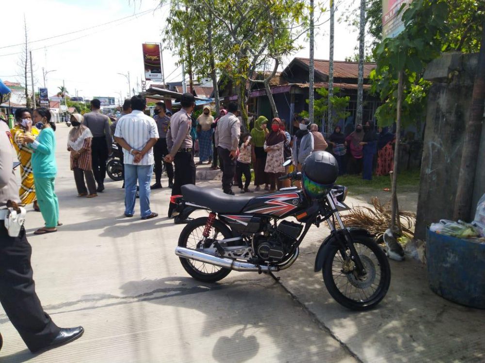 Antrian warga di depan kantor DPC Gerindra di Kuala Kungkal Selasa (28/4). Mereka termakan berita hoax adanya pembagian sembako. Akhirnya kerumunan warga ini dibubarkan polisi.