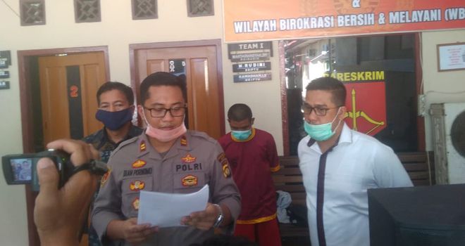 Pelaku jambret yang berhasil ditnagkap warga kemudian diserahkan kepada Polsek Jelutung untuk diproses lebih lanjut. Kapolsek menyebutkan tersangka diancam pidana di atas 5 tahun penjara.

 

