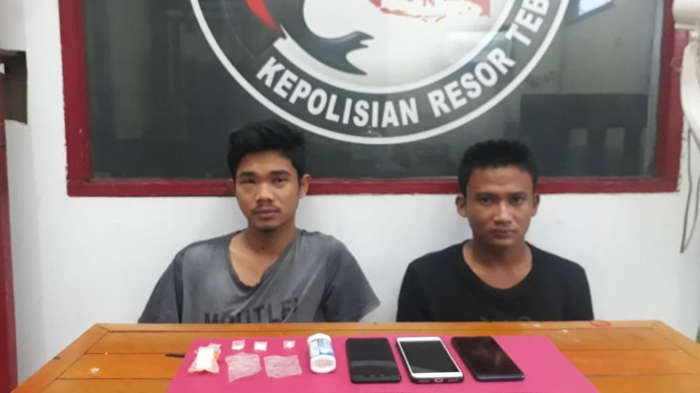 Dua dari empat kurir sabu yang diamankan oleh petugas bersama barang bukti yang turut ditangkap