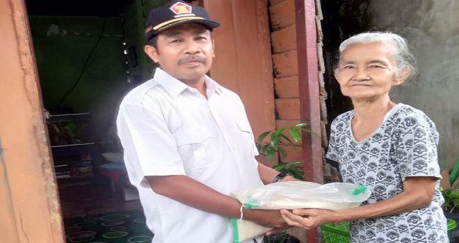 Ketua DPC Partai Gerindra Tanjung Jabung Barat, Faisal Riza ST, MM menyampaikan penyerahan sebanyak 600 paket beras ke warga Kabupaten Tanjung Jabung Barat. 