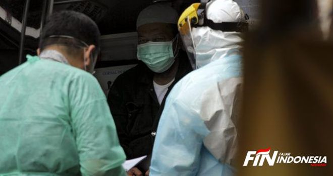 Petugas baru saja melakukan tes swab kepada seorang warga untuk mengetahui penyebaran virus corona. 