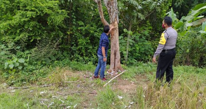 Polisi melakukan olah TKP di lokasi ledakan petasan. 