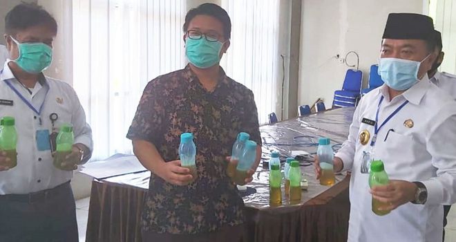 Bupati mengantar sendiri madu dan ramuannya ke dokter di RSD Kolonel Abundjani Bangko, Bupati juga membawa titipan Ketua TP PKK Merangin Hesti Haris, berupa racikan Daun Sungkai.