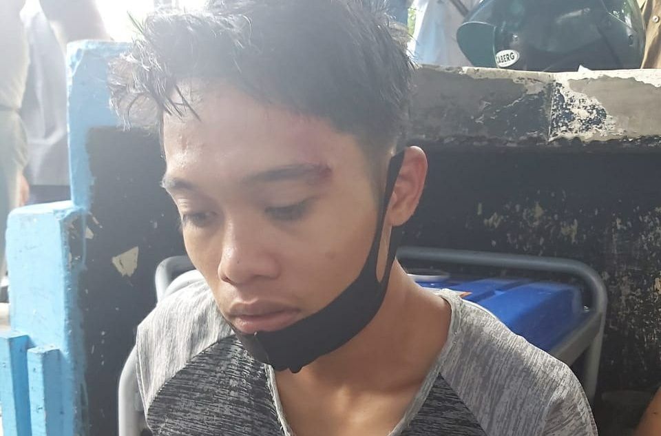 Dua pelaku jambret yang dltega melukai korbannya ditangkap petugas usai melakukan aksinya di kawasan Pall Lima, Kota Baru.