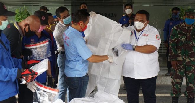  

Presiden Konfederasi Serikat Pekerja Seluruh Indonesia (KSPSI) Andi Gani Nena Wea menyalurkan langsung bantuan alat pelindung diri (APD) ke RSUD Balaraja, Tangerang pada Jumat (1/5). 
