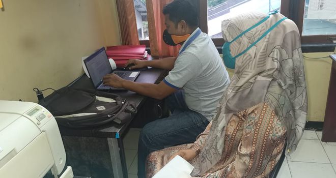 Pemilik akun Afanin FY saat dilakukan pemeriksaan diruang penyidik Polres Kerinci.