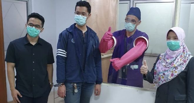 
TERMURAH: Fakultas Teknik Mesin Institut Teknologi Bandung (ITB) menciptakan alat bernama Swab Chamber. Alat ini berfungsi untuk memisahkan kontak antara pasien dengan tenaga medis, sehingga tidak terjadi tatap muka secara langsung terpisah oleh kaca. 
