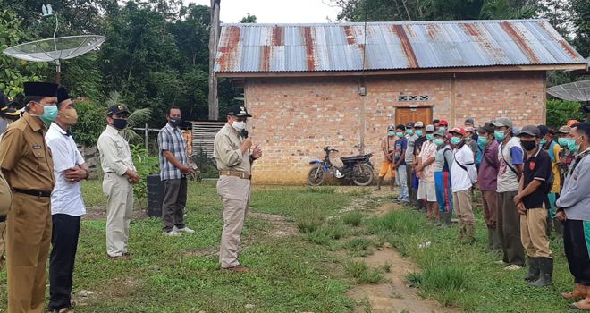 Bupati Sarolangun Drs. H Cek Endra turun langsung meninjau pelaksanaan proyek padat karya di Desa Taman Dewa.