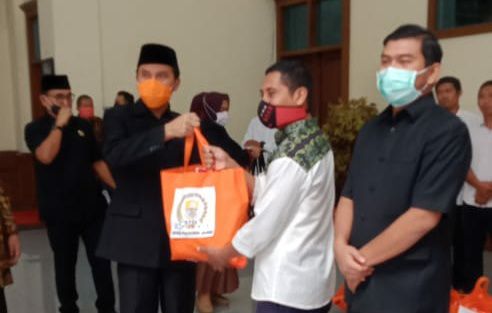 Dewan Bagikan Sembako Kepada Security, Cleaning Service, serta Tenaga Honor