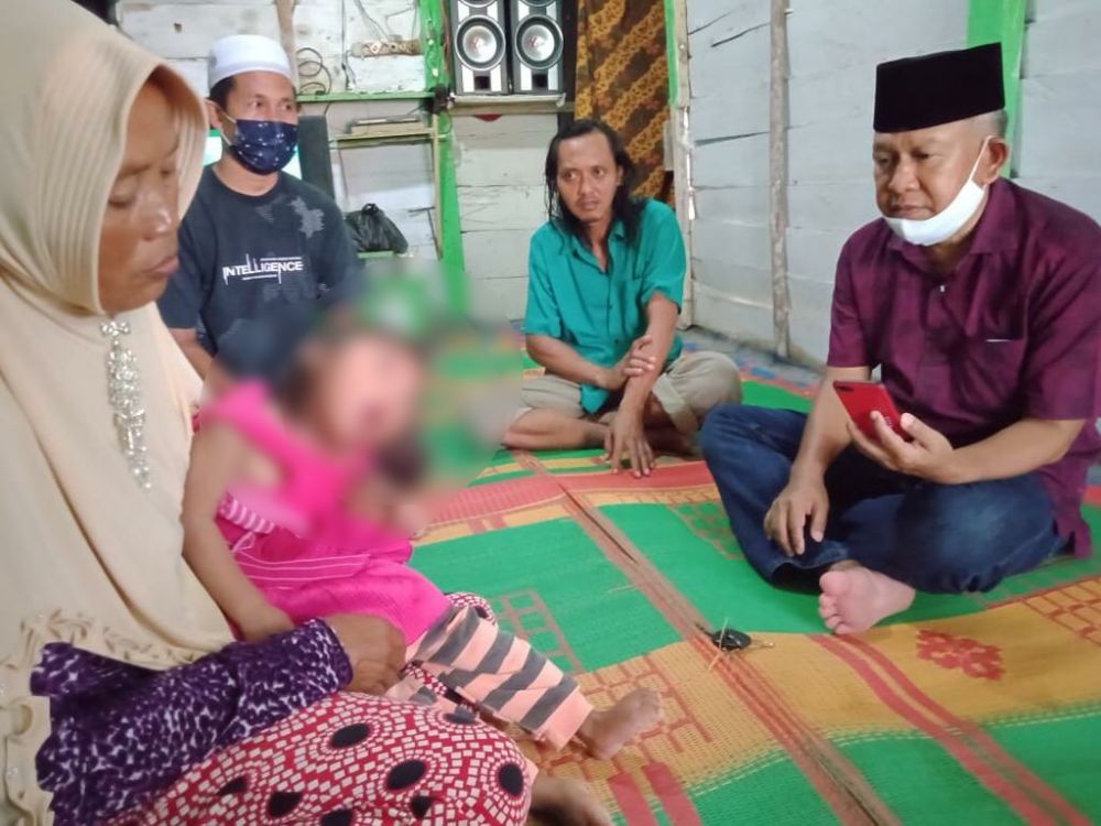 Anggota DPRD Provinsi Jambi Khafied Moein saat menjenguk keluarga Supriyono beberapa waktu lalu.