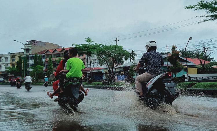 Salah satu ruas jalan di Kota Jambi yang tergenang air akibat guyuran hujan Jumat (8/5).