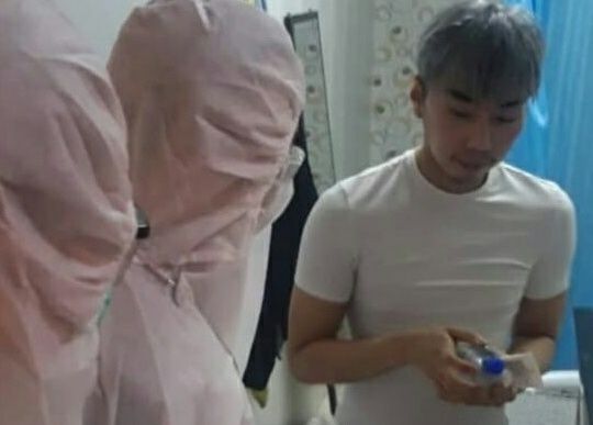 Foto Roy Kiyoshi yang beredar luas di media sosial terlihat mengenakan kaos berwarna putih dengan wajah tertunduk, sambil memegang beberapa barang seperti krim wajah. 