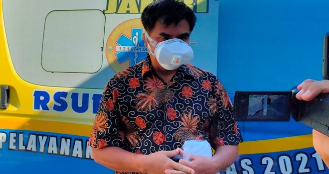 Sekda Tebo Teguh Arhadi saat hendak meninggalkan RS Raden Mataher Jambi usai dinyatakan sembuh dari Virus Corona. 