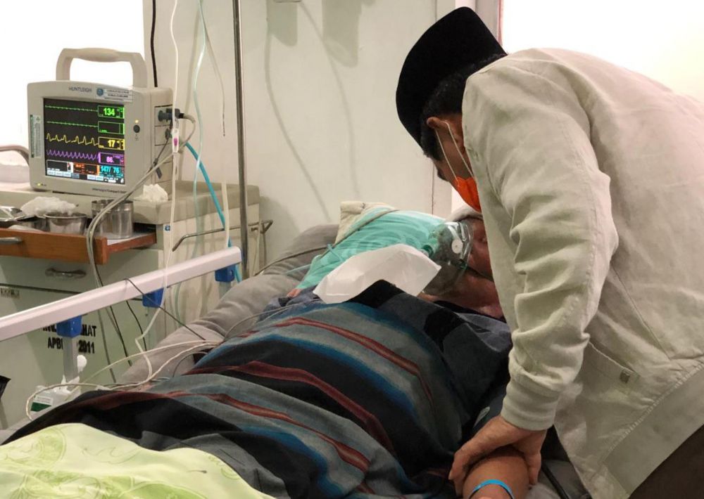 Wako AJB saat membezuk Sekda Kota Sungai Penuh Munasri di RSU di Kerinci Jumat malam (8/5). Sekda akhirya menghembuskan nafas terakhir pada Sabtu siang tadi (9/5).