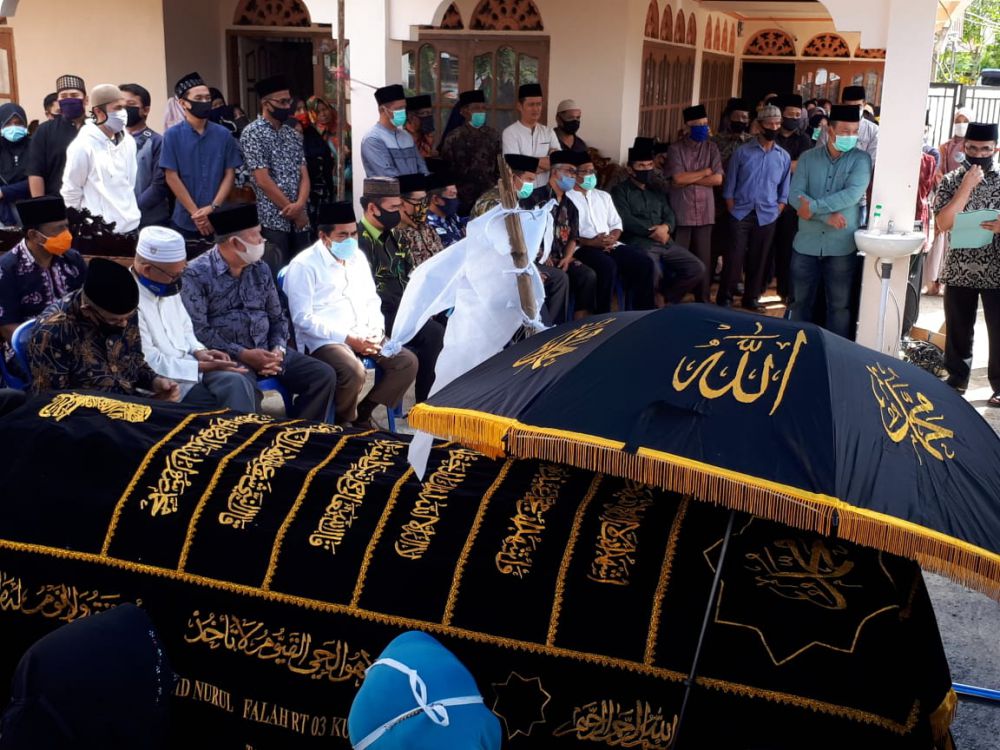 Walikota AJB juga hadir di rumah duka Alm Sekda Sungai Penuh Munasri Sabtu sore (9/5).