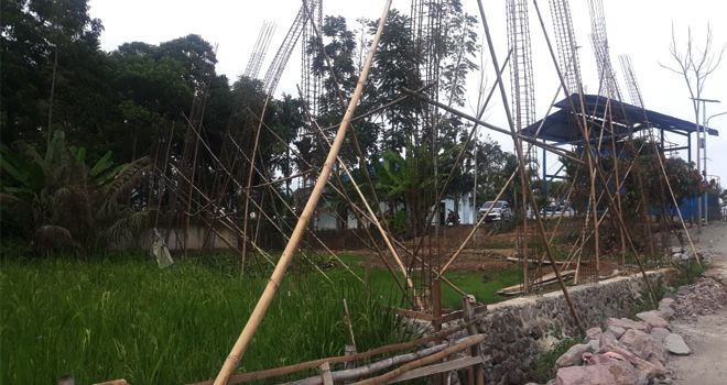 Dilokasi pembangunan selain pondasi, hanya ada besi tiang yang sudah dirangkai oleh pihak Pemdes setempat.