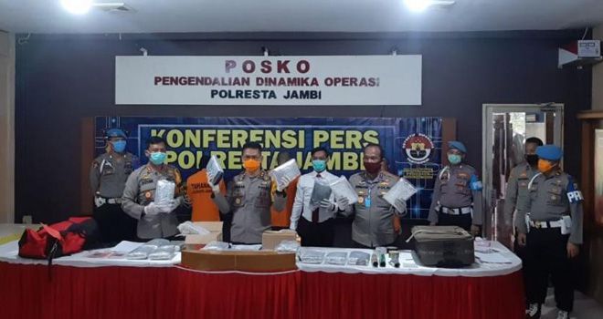 Tiga dari empat tersangka saat diekspose di Mapolresta Jambi beberapa waktu lalu, berikut barang buktinya