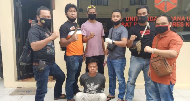 Deka Novriadi (24) warga Desa Air Teluh, Kecamatan Kumun Debai, Kota Sungai penuh saat ditangkap Polisi. 