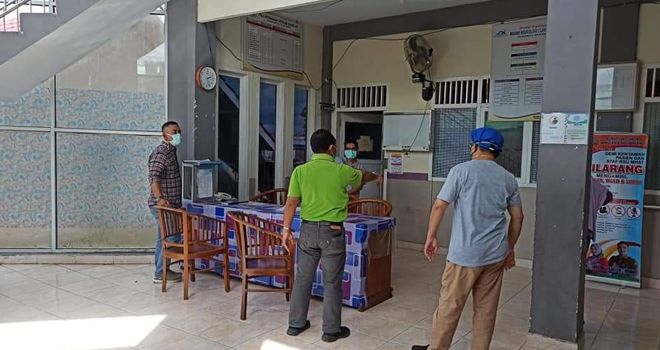 Pihak RSUD MHAT Kerinci meninjau rungan neorologi yang bakal dijadikan sebagai tambahan ruangan isolasi untuk pasien Covid-19.