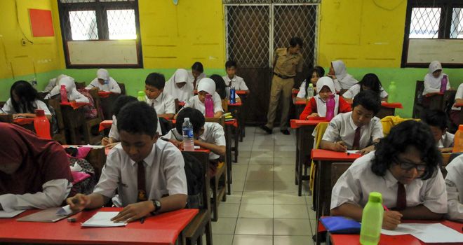Sejumlah Siswa SDN membuat surat untuk Bpk Presiden Indonesia Ir, Joko Widodo (JOKOWI), dari siswa SDN Sukasari Kota Tangerang, Kamis (20/6/2019). 