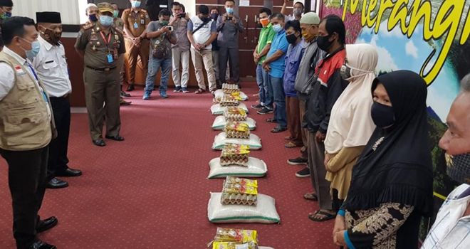 Bupati Merangin Dr H Al Haris, Memberikan Sebanyak bantuan kepada 402 orang yang berprofesi sebagai ojek dan sopir travel, 351 orang pelaku UMKM dan sebanyak 212 orang relawan Covid-19.