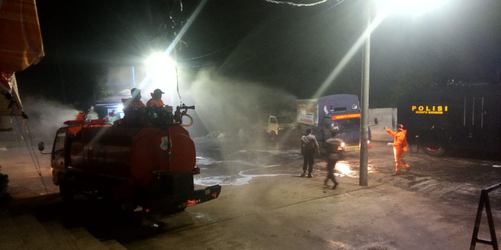 Polda Jambi dan Korem 042 Garuda Putih melakukan penyetoran cairan desinfektan ke berapa titik di kota Jambi, seperti pasar talang Banjar, Angso duo dan pasar mama.