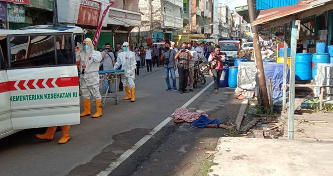 Petugas berupaya melakukan evakuasi terhadap mayat yang meninggal mendadak di Jalan Asia, Tanjabar.