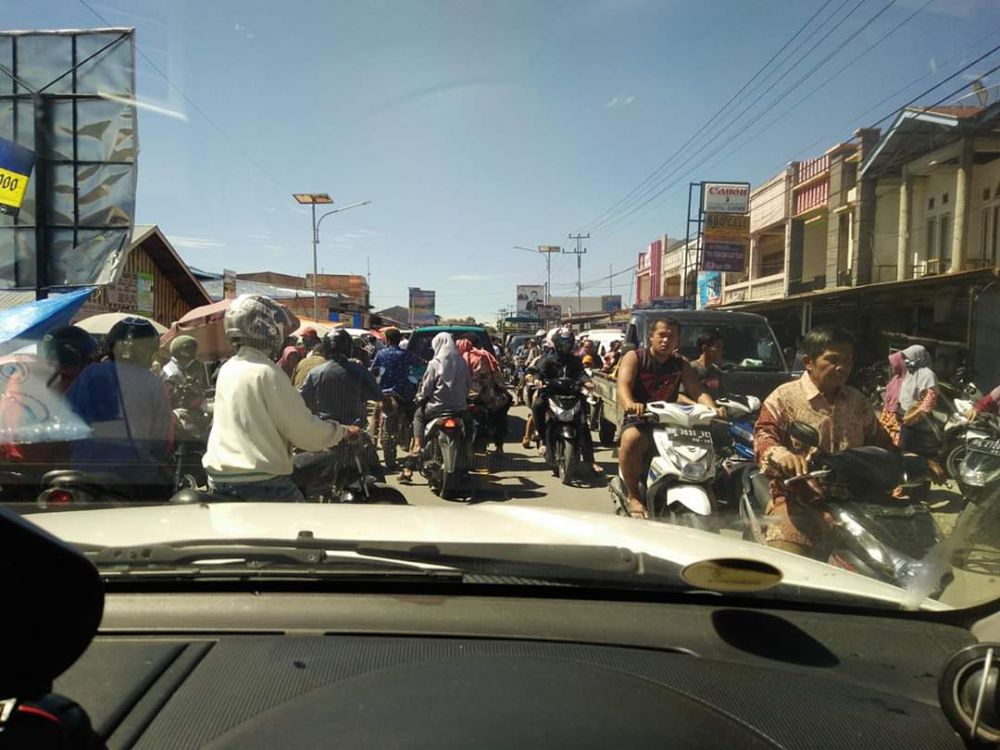 Kondisi padat dan macet di Pasar Senin, Siulak, Kerinci. Warga tak menggunakan masker dan tidak mengindahkan himbauan pemerintah. Pemerintah Daerah harus tegas terkait hal ini