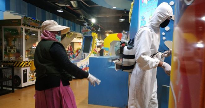 Tim Dinkes saat menyemprot cairan disenfektan di tiga mall Kota Tegal.
