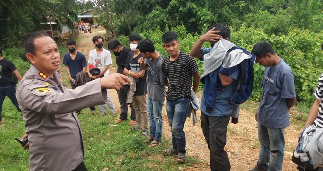 Datangi Balai Adat Bungo, Ratusan Masa Warga Lubuk Landai Berhasil Dihadang Polisi.
