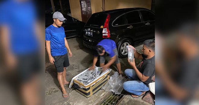 Petugas saat mengamankan empat bok styrofoam berisikan 24 kantong Benih Lobster yang diamankan di Kabupaten Tanjab Timur.
