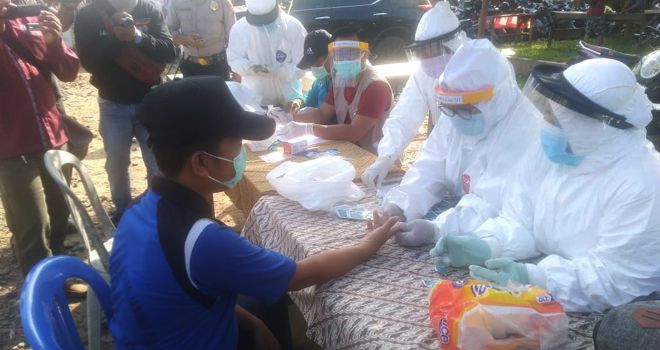 Rapid Test terhadap pedagang di Pasar Blok D, Kecamatan Geragai, Minggu (17/05/2020) pagi.