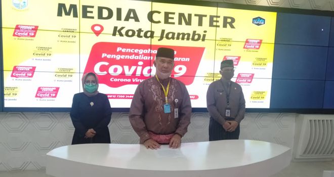 Walikota Jambi Sy Fasha di ruang COC Kantor Walikota Jambi Senin sore (18/5).