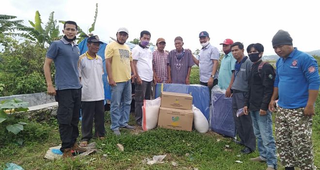 Penjabat Sekda Kerinci Asraf bersama Kadis Sosial Samardin, Kasi Bencal Syafwan dan Kasi Bencana Sosial dan Orang Terlantar, Kaffaidi, turun langsung memberikan bantuan pada Kakek Seh Ba’i (79).