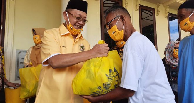 Ketua DPD Golkar Provinsi Jambi Cek Endra melepas 10 ribu paket sembako untuk Provinsi Jambi Selasa (19/5) di kantor DPD Golkar Provinsi Jambi.
