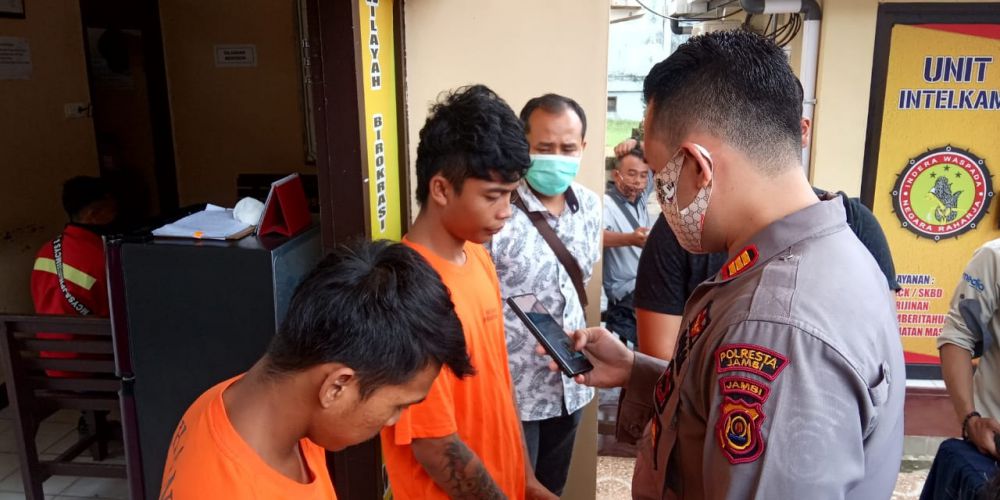 Dua tersangka perampasan motor yang telah menjadi buron selama setahun berhasil diringkus oleh pihak Polsek Kota Baru.