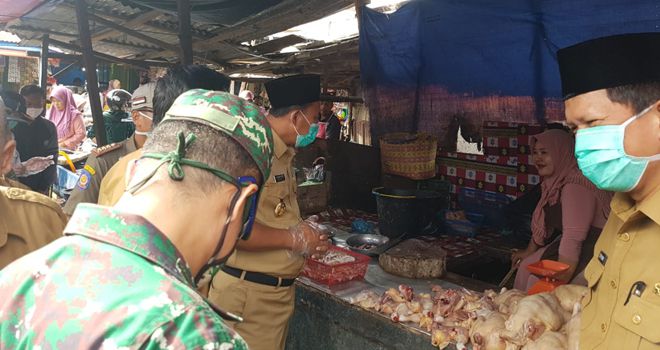 Wabup H.Hillalatil Badri beserta rombongan terlihat berbincang-bincang dengan sejumlah pedagang, baik dari kelompok pedagang lauk pauk, daging maupun dengan kelompok pedagang sayuran.