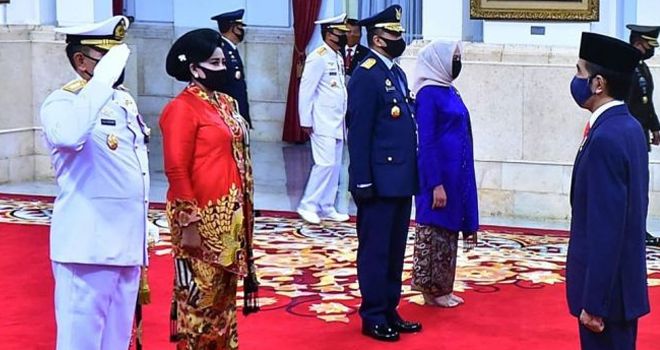 
Presiden Jokowi lantik KSAL dan KSAU di Istana Negara, Rabu (20/5/2020). 


