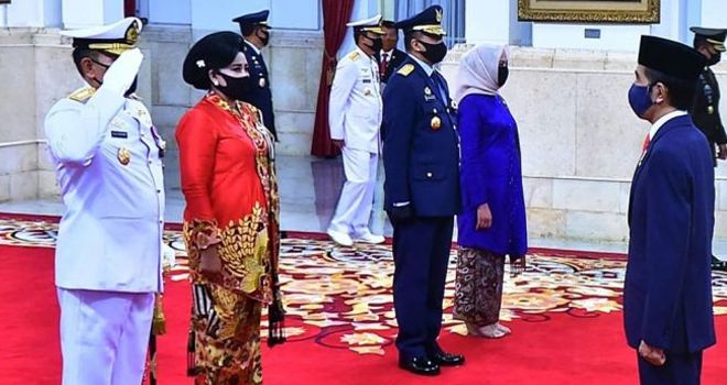 
Presiden Jokowi lantik KSAL dan KSAU di Istana Negara, Rabu (20/5/2020). 


